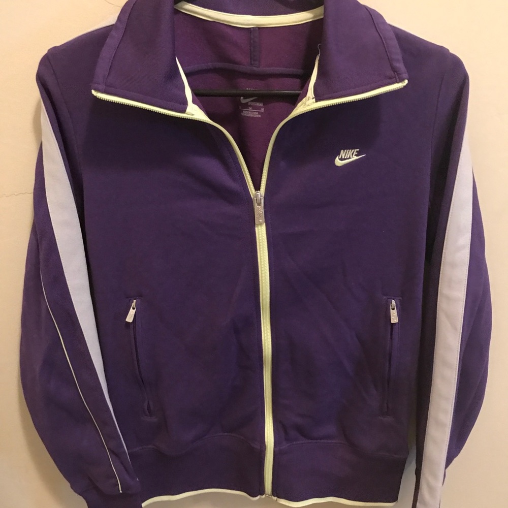Nike Women’s sport zip-up jacket!